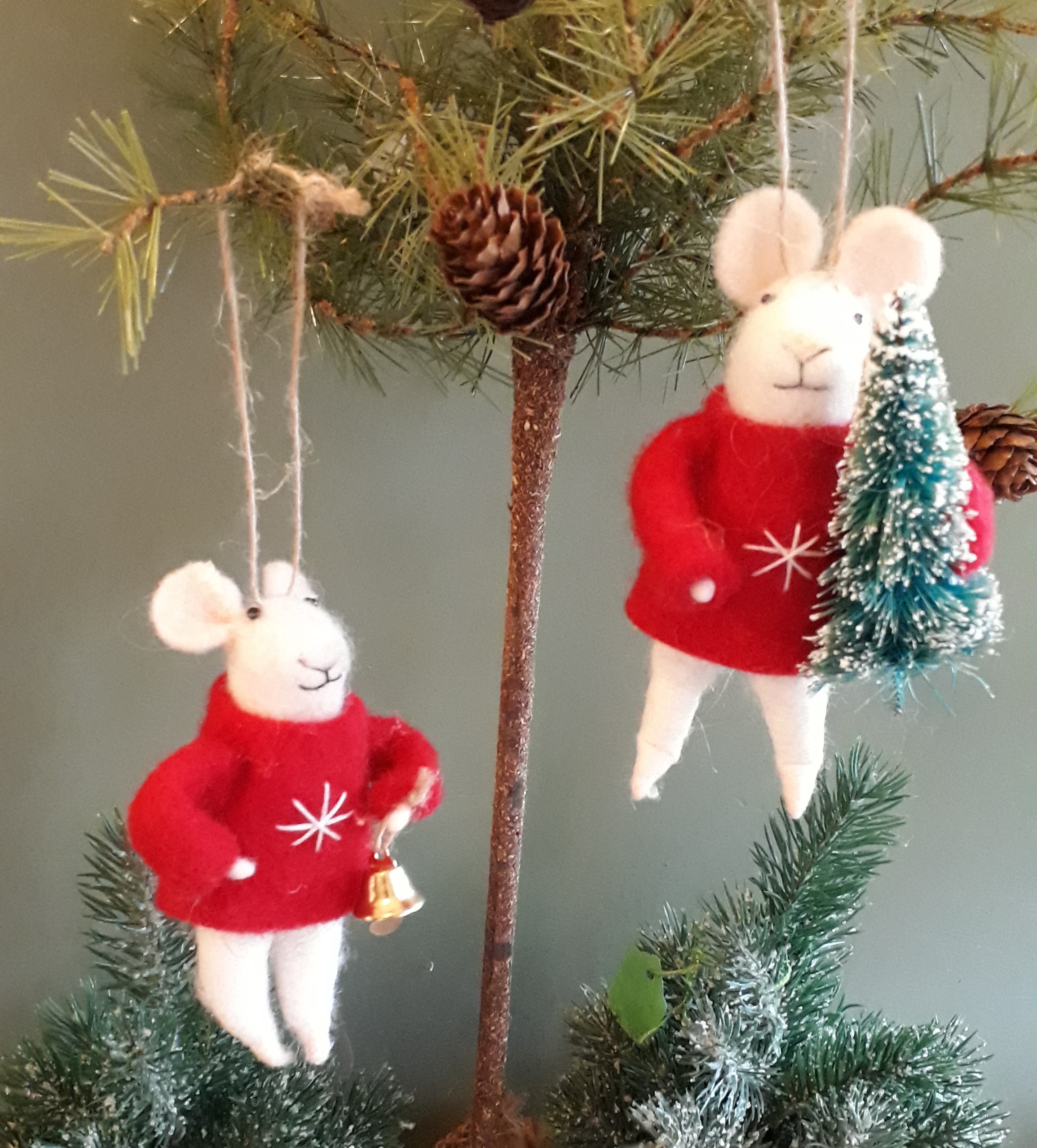 Felt Mouse in bucket with Mistletoe  Christmas Decoration  Holiday decor